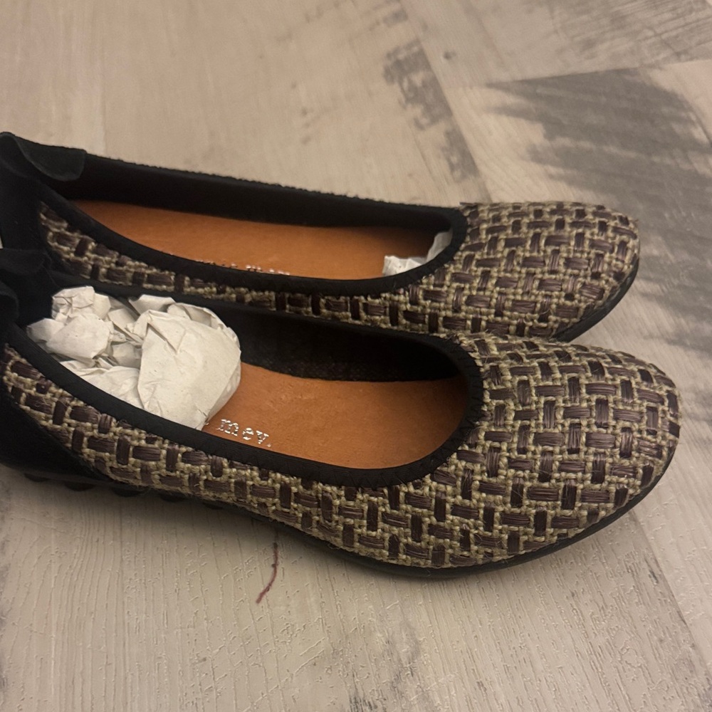 bernie mev. Woven Flats in Black and Brown NWOB